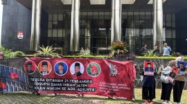 Koordinator Jaka Jatim, Musfiq, dalam orasinya menyuarakan kekecewaan publik Jawa Timur terhadap lambannya penegakan hukum.