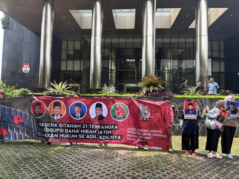 Koordinator Jaka Jatim, Musfiq, dalam orasinya menyuarakan kekecewaan publik Jawa Timur terhadap lambannya penegakan hukum.