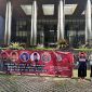 Koordinator Jaka Jatim, Musfiq, dalam orasinya menyuarakan kekecewaan publik Jawa Timur terhadap lambannya penegakan hukum.