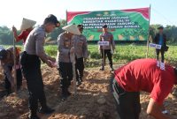Polres Pamekasan menunjukkan komitmennya dalam mendukung program ketahanan pangan nasional dengan melaksanakan kegiatan Penanaman Jagung Serentak Kuartal III di lahan perhutanan sosial, Rabu (9/7/2025).