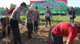 Polres Pamekasan menunjukkan komitmennya dalam mendukung program ketahanan pangan nasional dengan melaksanakan kegiatan Penanaman Jagung Serentak Kuartal III di lahan perhutanan sosial, Rabu (9/7/2025).