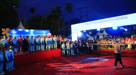 Kapolri didampingi sejumlah pejabat tinggi Polri, antara lain Irwasum Polri Komjen Dedi Prasetyo, Kadiv Humas Polri Irjen Sandi Nugroho, Kakorlantas Polri Irjen Agus Suryo Nugroho, Kapolda Riau Irjen Herry Heryawan, serta tokoh nasional Rocky Gerung.