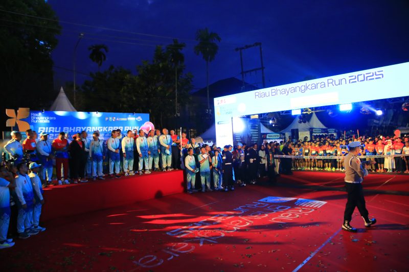 Kapolri didampingi sejumlah pejabat tinggi Polri, antara lain Irwasum Polri Komjen Dedi Prasetyo, Kadiv Humas Polri Irjen Sandi Nugroho, Kakorlantas Polri Irjen Agus Suryo Nugroho, Kapolda Riau Irjen Herry Heryawan, serta tokoh nasional Rocky Gerung.