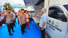 Dalam kunjungannya, Kapolri meninjau seluruh fasilitas dapur SPPG, sekaligus menyerahkan bantuan secara simbolis kepada para petugas yang bertugas di dapur umum tersebut