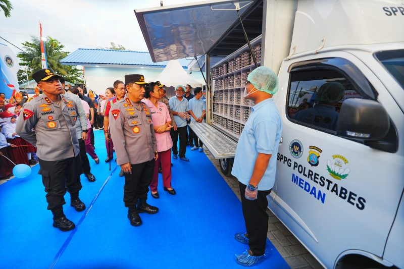Dalam kunjungannya, Kapolri meninjau seluruh fasilitas dapur SPPG, sekaligus menyerahkan bantuan secara simbolis kepada para petugas yang bertugas di dapur umum tersebut