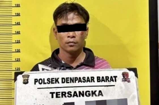 Pelaku saat ditangkap polisi Denpasar Barat.