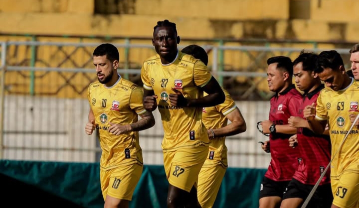Madura united saat latihan di Stadion Bangkalan.