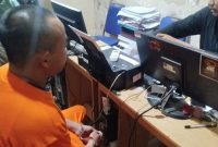 Pelaku saat diamankan polisi.
