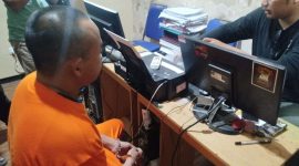 Pelaku saat diamankan polisi.