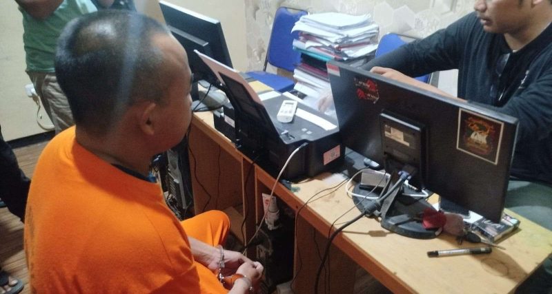 Pelaku saat diamankan polisi.