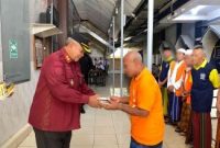 10 Warga Binaan Lanjut Usia di Rutan Sumenep Dapat Bantuan Makanan dan Vitamin Tambahan. (Foto: Humas Rutan Sumenep).