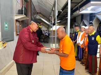 10 Warga Binaan Lanjut Usia di Rutan Sumenep Dapat Bantuan Makanan dan Vitamin Tambahan. (Foto: Humas Rutan Sumenep).