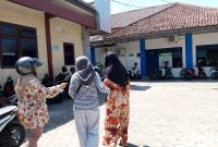 Korban dan ibunya saat berada di Mapolres Pamekasan.