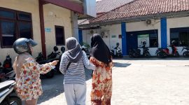 Korban dan ibunya saat berada di Mapolres Pamekasan.
