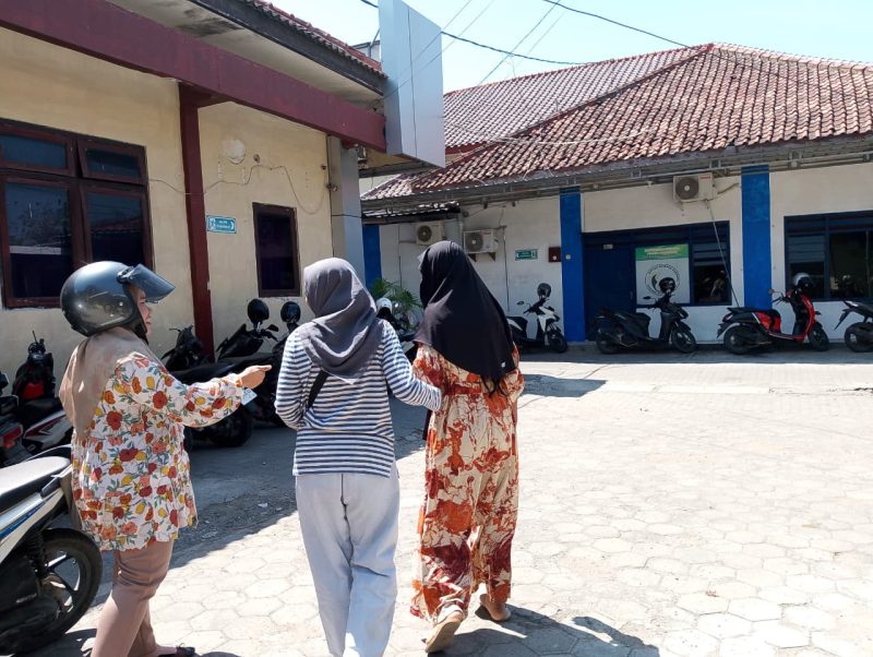 Korban dan ibunya saat berada di Mapolres Pamekasan.