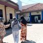 Korban dan ibunya saat berada di Mapolres Pamekasan.