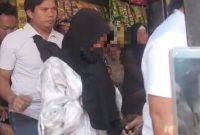 Terduga pelaku saat diamankan polisi.
