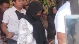 Terduga pelaku saat diamankan polisi.