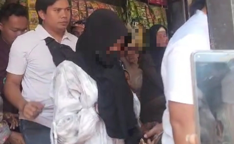 Terduga pelaku saat diamankan polisi.