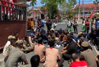 Mahasiswa universitas madura saat ditemui Bupati Pamekasan.