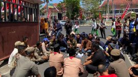Mahasiswa universitas madura saat ditemui Bupati Pamekasan.