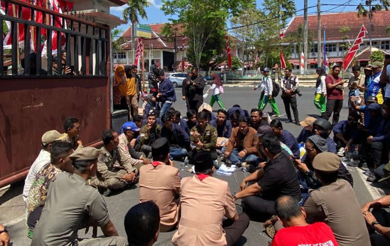 Mahasiswa universitas madura saat ditemui Bupati Pamekasan.