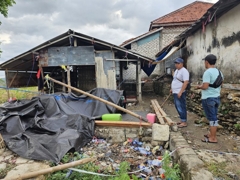 Polisi saat gerebek judi sabung ayam di desa Blaban Pamekasan.
