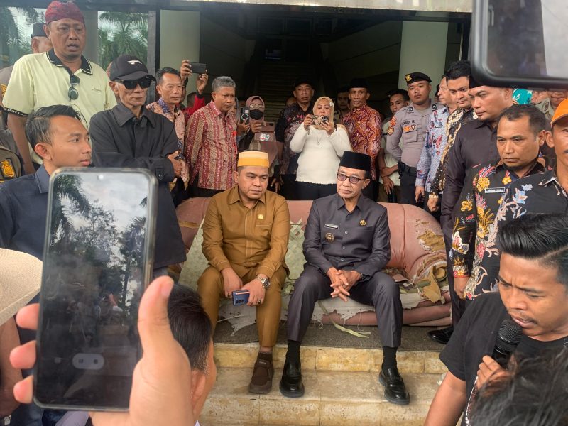 Suasana aksi unjuk rasa.