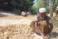 Warga Angsanah Pamekasan saat tengah memperbaiki jalan yang rusak.