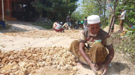 Warga Angsanah Pamekasan saat tengah memperbaiki jalan yang rusak.