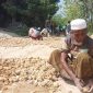 Warga Angsanah Pamekasan saat tengah memperbaiki jalan yang rusak.