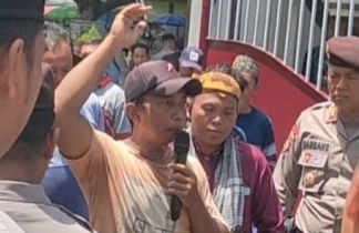 Aktivis Pamekasan saat demo Bupati Pamekasan.