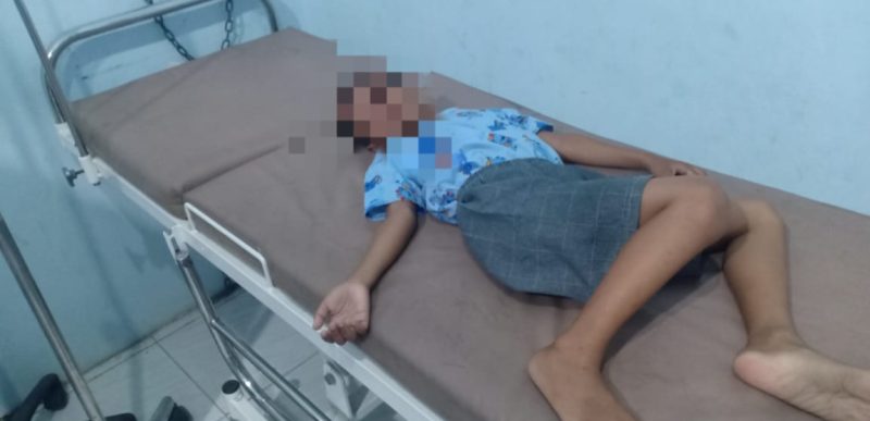 Salah satu siswa yang diduga keracunan dilarikan ke rumah sakit.