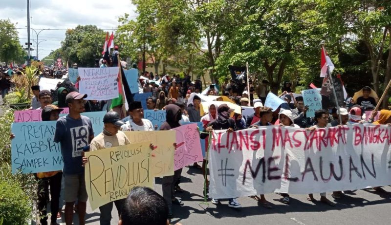 Massa saat aksi di Kantor Bupati Bangkalan.