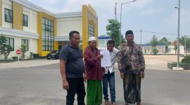 Warga Bulangan Barat ramai-ramai mendatangi Polres Pamekasan 