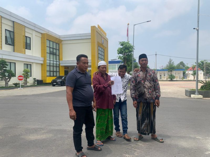 Warga Bulangan Barat ramai-ramai mendatangi Polres Pamekasan 