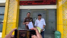 Paman ahli waris, (kiri) saat melaporkan ke Polres Pamekasan.