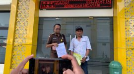 Paman ahli waris, (kiri) saat melaporkan ke Polres Pamekasan.