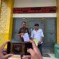 Paman ahli waris, (kiri) saat melaporkan ke Polres Pamekasan.