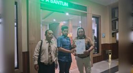 Wahyu saat melapor ke Polda Jatim.