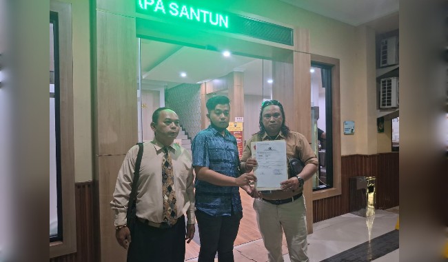 Wahyu saat melapor ke Polda Jatim.