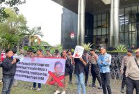 KMM saat melakukan aksi di Gedung KPK RI.