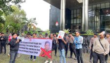 KMM saat melakukan aksi di Gedung KPK RI.