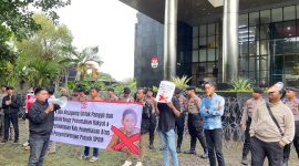 KMM saat melakukan aksi di Gedung KPK RI.