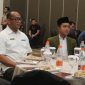 Kepala Bea Cukai Madura Novian Dermawan (kiri) berkacamata dan Ketua Umum PPRI Muhammad Afwan Zaini (Kanan) berkopiah hitam.