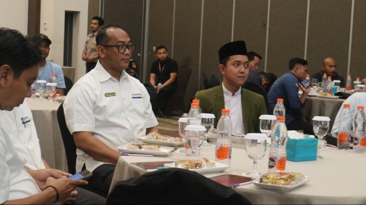 Kepala Bea Cukai Madura Novian Dermawan (kiri) berkacamata dan Ketua Umum PPRI Muhammad Afwan Zaini (Kanan) berkopiah hitam.