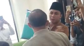 Situasi memanas saat perangkat desa Pajeruan dan Komis Sampang mengejar Camat Sulhan yang hendak kabur dari forum.