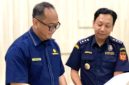 Kepala Bea Cukai Madura Novian Dermawan (kiri) dan bawahannya.