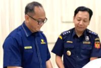 Kepala Bea Cukai Madura Novian Dermawan (kiri) dan bawahannya.