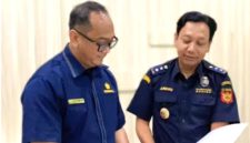 Kepala Bea Cukai Madura Novian Dermawan (kiri) dan bawahannya.